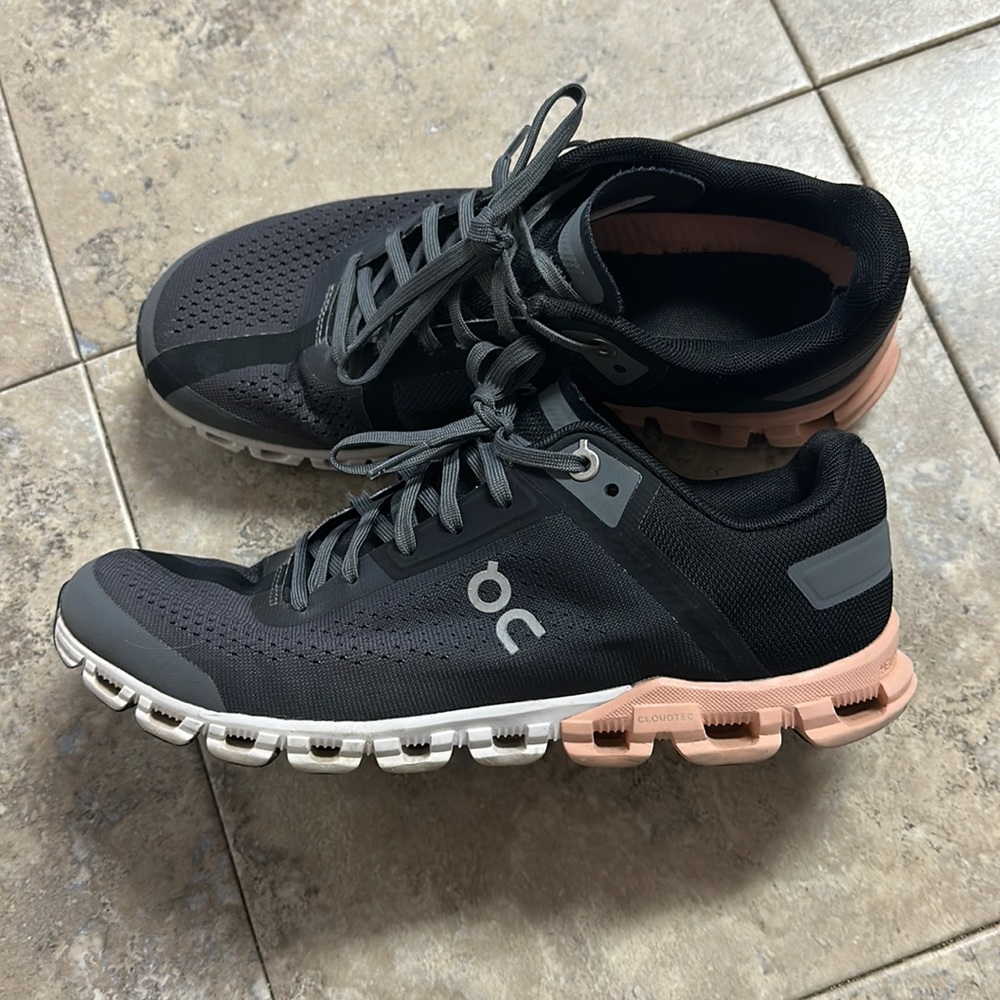 On Cloud Women’s Running Shoes Size 7.5